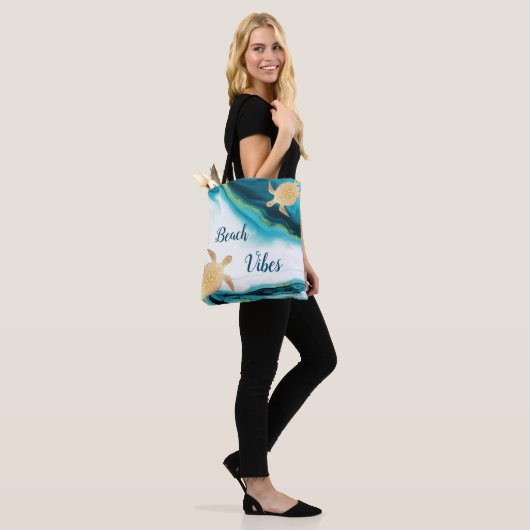 Tote Bag Beach Vibes Elegant Turtles (Sur le modèle)