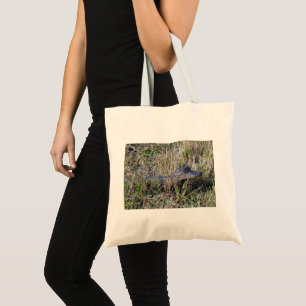 Tote Bag Bébé alligator se reposant dans l'herbe des marais