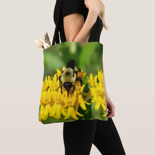 Tote Bag Bee Feasting on Butterfly Weed Wildflowers (De près)