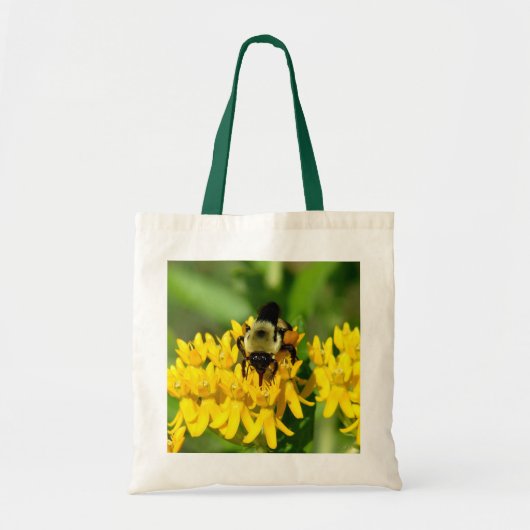 Tote Bag Bee Feasting on Butterfly Weed Wildflowers (Devant)