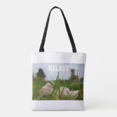 Tote Bag Beer relaxt se trouve dans l'herbe avec une Hollan (Dos)
