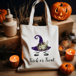 Tote Bag Belle Halloween violet sorcière Casquette Trick ou<br><div class="desc">Ce sac fourre-tout d'Halloween présente un joli visage de sorcière avec un casquette violet orné de fleurs blanches. Le texte ci-dessous se lit "Trick or Treat" en police de pinceau de style manuscrit noir.</div>