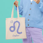 Tote Bag Belle Léo Astrologie Signal Violet Personnalisé<br><div class="desc">Ce joli sac fourre-tout Leo de lavande et de violet personnalisé présente votre signe astrologique du Zodiac dans un beau éclat comme les constellations. Customisez ce cadeau mignon avec votre nom dans une belle écriture cursive pour quelqu'un qui a un anniversaire fin juillet ou début août.</div>
