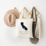 Tote Bag Bienvenue au Mariage californien<br><div class="desc">Bienvenue à l'extérieur de la ville mariages invités avec un sac plein de collations et des gâteries personnalisées avec l'état où vous vous mariez et le nom de la mariée et du marié et la date du mariage. Cliquez sur Customiser pour déplacer le coeur pour afficher n'importe quelle ville ou...</div>