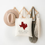 Tote Bag Bienvenue au Mariage du Texas<br><div class="desc">Bienvenue à l'extérieur de la ville mariages invités avec un sac plein de collations et des gâteries personnalisées avec l'état où vous vous mariez et le nom de la mariée et du marié et la date du mariage. Cliquez sur Customiser pour déplacer le coeur pour afficher n'importe quelle ville ou...</div>