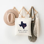 Tote Bag Bienvenue au Mariage du Texas<br><div class="desc">Bienvenue à l'extérieur de la ville mariages invités avec un sac plein de collations et des gâteries personnalisées avec l'état où vous vous mariez et le nom de la mariée et du marié et la date du mariage. Cliquez sur Customiser pour déplacer le coeur pour afficher n'importe quelle ville ou...</div>