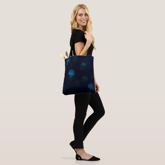 Tote Bag Bioluminescent Deep-Sea Glow Pattern Tote (Sur le modèle)