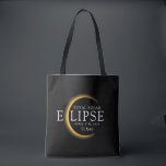 Tote Bag Black & Gold 2024 Texas Total Solar Eclipse<br><div class="desc">Voici notre t-shirt moderne Black & Gold 2024 Texas Total Solar Eclipse Custom T-Shirt, une pièce élégante et commémorative pour cet événement céleste rare. cette chemise capture l'élégance et l'excitation de l'éclipse solaire totale. Avec l'année 2024 courageusement affichée, ainsi que l'emplacement du Texas, il sert de garde intemporelle de ce...</div>