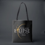 Tote Bag Black & Gold 2024 Texas Total Solar Eclipse<br><div class="desc">Voici notre t-shirt moderne Black & Gold 2024 Texas Total Solar Eclipse Custom T-Shirt, une pièce élégante et commémorative pour cet événement céleste rare. cette chemise capture l'élégance et l'excitation de l'éclipse solaire totale. Avec l'année 2024 courageusement affichée, ainsi que l'emplacement du Texas, il sert de garde intemporelle de ce...</div>