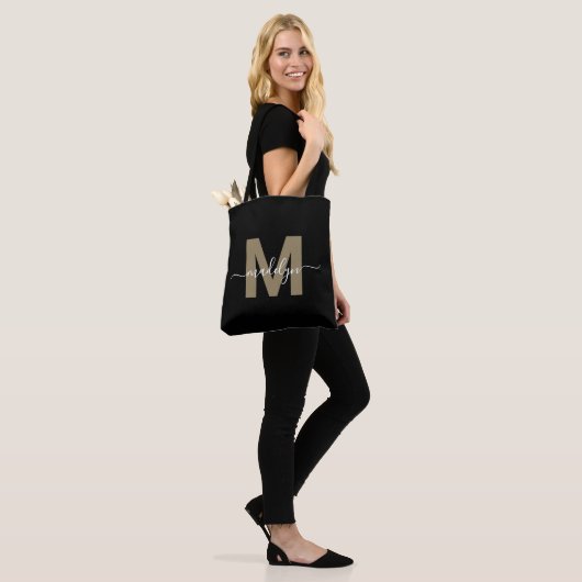 Tote Bag Black Gold tendance moderne Nom de script Monogram (Sur le modèle)