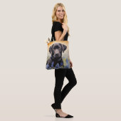 Tote Bag Black Labrador dans Bluebonnets (Sur le modèle)