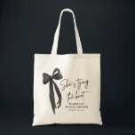 Tote Bag Black Pink Bow Elle noue la Fête des mariées de no<br><div class="desc">Ajoutez une touche élégante à votre douche nuptiale avec notre Bow rose noire Elle est en train de nouer le Sac fourre-tout de Fête des mariées! Doté d'un design noir chic et d'un arc rose féminin, ce sac fourre-tout est parfait pour transporter faveurs, cadeaux ou essentiels pour la journée spéciale....</div>