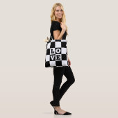 Tote Bag Black White Checker LOVE (Sur le modèle)