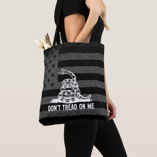 Tote Bag Black & White Ne pas me taper sur le drapeau améri (De près)