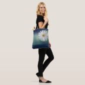 Tote Bag Blanc bleu marguerite/Arrière - plan Turquoise (Sur le modèle)