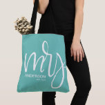 Tote Bag Blanc sur turquoise personnalisé Mme ETABLISHED<br><div class="desc">Blanc sur le sac fourre-tout turquoise La "Mme" se fera un plaisir d'avoir un sac aussi réfléchi et fonctionnel. Complète d'un espace pour customiser,  personnaliser son année établie.</div>