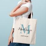 Tote Bag Bleu Aqua Élégant Mariage Demoiselle d'Honneur Nom<br><div class="desc">Un sac fourre-tout de mariage personnalisé élégant présente une conception de typographie monogramme personnalisée avec un nom de script calligraphique moderne et une initiale de monogramme en bleu sarcelle / aqua et en noir. Inclut un texte personnalisé pour un titre de groupe de mariage comme "DEMOISELLE D'HONNEUR" ou autre formulation...</div>