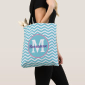 Tote Bag Bleu Blanc Chevron avec Monogramme et Nom (De près)