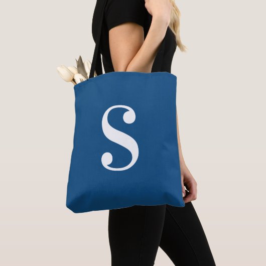 Tote Bag Bleu foncé minimal avec grand monogramme blanc (De près)