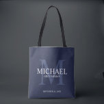 Tote Bag Bleu marine marine Personnalisé Groomsmen<br><div class="desc">Ajoutez une touche personnelle à votre mariage grâce à un sac fourre-tout de toiletteurs personnalisé. Ce sac contient le nom personnalisé du marionnettiste avec titre et date mariage en blanc et monogramme en bleu marine clair comme arrière - plan, dans le style de police serif classique, sur arrière - plan...</div>