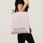 Tote Bag Blush Nom Monogramme Personnalisé Écriture Élégant<br><div class="desc">Sac fourre-tout personnalisé avec monogramme, signature de nom, écriture script, rose blush, minimaliste, féminin et simple. Ce design présente un nom personnalisé dans une typographie de signature de style lettrage manuscrit élégant (ou calligraphie) sur un fond rose pastel poussiéreux ou rose blush clair. Cadeau féminin idéal pour un anniversaire, un...</div>