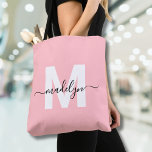 Tote Bag Blush Rose Élégant Nom en écriture Monogramme<br><div class="desc">Sac fourre-tout personnalisé avec monogramme en écriture moderne tendance, rose blush et blanc, pour une touche féminine. Ajoutez une touche douce et féminine à votre style quotidien avec ce sac fourre-tout chic et ludique. Caractérisé par un fond rose blush et une initiale blanche audacieuse (sans scintillement ni feuille d'or), associé...</div>