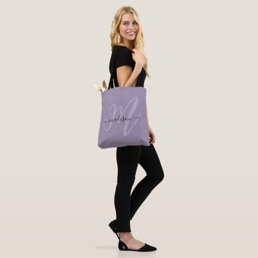 Tote Bag Boho Stylish Script Monogramme et nom en violet (Sur le modèle)
