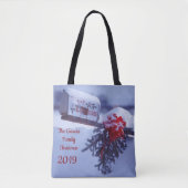 Tote Bag Boîte aux lettres neigeuse, pinède, arc rouge, bai (Devant)