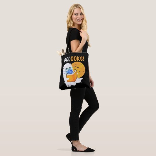 Tote Bag Boooks Halloween Ghost reading books and wearing (Sur le modèle)