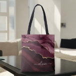 Tote Bag Bourgogne violet Agate Géode Or Monogramme<br><div class="desc">Bourgogne - Purple and Gold Foil Agate Géode Monogramme Belle Élégante Sac de réservation de nom de script. Cela fait le doux parfait 16, 13ème, 15ème, 16ème, 18ème, 21ème, 30ème, 40ème, 50ème, 60ème, 70ème, 80ème, 90ème, 100ème anniversaire, mariage, douche nuptiale, anniversaire, baby shower, remise de diplômes ou cadeau de bachelorette...</div>