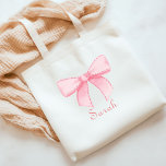 Tote Bag Bow Nom rose Fourre-tout Bachelorette cadeau Bride<br><div class="desc">Faites une fête de bachelorette avec notre Sac fourre-tout-cadeau Chic et personnalisé Bridesmaids,  l'accessoire parfait pour votre équipe de mariée. Orné d'un arc rose de charme, </div>