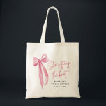 Tote Bag Bow rose vif Elle noue la Fête des mariées de noeu<br><div class="desc">Le Sac fourre-tout de Fête des mariées "Blush Pink Bow : She's Tying the Knot" est un accessoire élégant et pratique pour la future mariée et sa fête de mariée. Avec son élégant design d'arc rose vif, ce sac fourre-tout ajoute une touche de sophistication à toute célébration de douche nuptiale....</div>