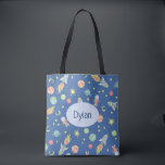 Tote Bag Boys Colorful Rocket Ship Space Motif et nom<br><div class="desc">Ce magnifique sac fourre-tout pour enfants présente un motif magnifique et coloré tiré à la main dans l'espace, avec des fusées, des astronautes, des planètes et des étoiles dans le mélange. Le design dispose également d'un endroit où vous pouvez ajouter votre nom de garçon. Parfait pour tout enfant ou tout...</div>
