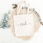 Tote Bag Bride Noir Blanc mariage de script moderne<br><div class="desc">Sac fourre-tout de mariée moderne avec un texte simple "mariée" en belle typographie de script imprimé à l'avant. Sacs mignons et simples dans un script noir chic. Fait une grande douche nuptiale,  une fête de bachelorette ou un cadeau mariage pour l'avenir Mme!</div>