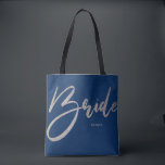 Tote Bag Bride Parties scintillant en argent et Marine Prin<br><div class="desc">Retrouvez ce sac fourre-tout de typographie chic, noir et blanc. Idéal pour transporter vos documents de planification mariages ou vos articles pendant l'étape de planification mariage et les étapes d'activité. Le jour du mariage, emmenez ce fourre-tout chic avec vous pour transporter des chaussures, des programmes ou d'autres articles nécessaires à...</div>
