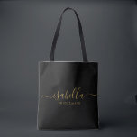 Tote Bag Bridesmaid | Bachelorette de script minimaliste mo<br><div class="desc">Ce sac d'accessoires Bridesmaid comporte une typographie manuscrite de script en or avec des swashes sur un arrière - plan noir. Présentez un sac fourre-tout à vos serveuses d'accueil pour les petits articles traditionnellement présentés au dîner de répétition,  à utiliser tôt le matin avant le mariage.</div>