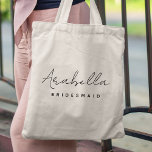 Tote Bag Bridesmaid | Bachelorette de script minimaliste mo<br><div class="desc">Cette conception personnalisée de Bridesmaid comprend une typographie manuscrite de script. Vous pouvez facilement personnaliser le nom et le titre ou ajouter votre message personnalisé ! L'accessoire parfait pour une proposition de femme de chambre ou de bachelorette!</div>