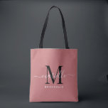 Tote Bag Bridesmaid Cadeau noir blanc Monogramme Dusty Rose<br><div class="desc">Ce sac fourre-tout de Bridesmaid présente un monogramme manuscrit de typographie de script blanc et noir avec des swashes sur un arrière - plan rose poussiéreux. Présentez vos serveuses d'honneur avec un fourre-tout pour transporter des objets le jour du mariage,  et traditionnellement présentés au dîner de répétition ou avant.</div>
