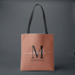Tote Bag Bridesmaid Cadeau Or Noir Monogramme Terracotta<br><div class="desc">Ce sac fourre-tout de Bridesmaid présente un monogramme manuscrit de typographie en écriture blanche et noire avec des swashes sur un arrière - plan en terre cuite. Présentez vos serveuses d'honneur avec un fourre-tout pour transporter des objets le jour du mariage, et traditionnellement présentés au dîner de répétition ou avant....</div>