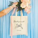 Tote Bag Bridesmaid | Choisissez n'importe quelle couleur C<br><div class="desc">Cette fourre-tout chic et fantaisiste dit "Bridesmaid" en écriture chic et manuscrite avec un arc coquette illustré et une tache pour son nom. Vous pouvez customiser le fourre-tout en choisissant n'importe quelle couleur pour le texte et l'arc,  afin que votre mariage marié puisse correspondre.</div>