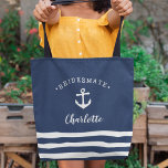 Tote Bag Bridesmaid Nautique Personnalisée<br><div class="desc">Fourre-tout, sur le thème nautique, pour vos demoiselles d'honneur en bleu marine classique, présente une illustration de l'ancre d'un navire blanc avec "matelot d'honneur" courbé au-dessus. Personnalisez avec le nom de chaque femme de ménage en lettres de brush blanches. Un trio de rayures blanches sur le fond complète l'aspect. Offrez-en...</div>