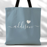 Tote Bag Bridesmaid Script moderne Coeur Dusty Bleu<br><div class="desc">Ce sac fourre-tout chic dispose d'un bel arrière - plan bleu Dusty orné d'une police de caractères moderne et d'un design de coeur délicat. La couleur douce et élégante et la typographie sophistiquée en font un accessoire idéal pour les demoiselles d'honneur ou toute personne qui aime les designs élégants et...</div>