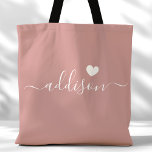 Tote Bag Bridesmaid Script moderne Coeur Dusty Rose<br><div class="desc">Ce sac fourre-tout chic est orné d'une belle arrière - plan rose poussiéreuse ornée d'une police de caractères moderne et d'un design de coeur délicat. La couleur douce et élégante et la typographie sophistiquée en font un accessoire idéal pour les demoiselles d'honneur ou toute personne qui aime les designs élégants...</div>