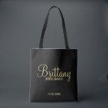 Tote Bag Bridesmaitres personnalisées Black et Gold moderne<br><div class="desc">Cadeaux de demoiselles d'honneur personnalisées Noir et Or moderne avec nom de femme d'honneur personnalisée en or style de police script moderne avec titre et date mariage dans style de police sans serif moderne sur arrière - plan noir. Aussi parfait pour Maid of Honor, Flower Girl, Mother of the Bride...</div>
