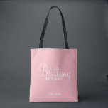 Tote Bag Bridesmaitres personnalisées Blush Pink moderne<br><div class="desc">Cadeaux d'honneur personnalisés Blush Pink moderne avec nom de femme d'honneur personnalisée en calligraphie moderne avec titre et date mariage dans le style de police sans serif moderne. Aussi parfait pour Maid of Honor,  Flower Girl,  Mother of the Bride et plus.</div>