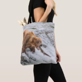 Tote Bag Brown Bear Catches Red Salmon (De près)