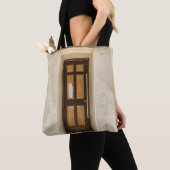 TOTE BAG BROWN WOODEN WINDOW ON WHITE CONCRETE WALL (De près)