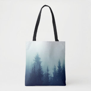 Tote Bag Brume dans la pinède sur les pistes de montagne. C