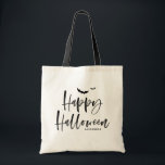 Tote Bag Brush noir Lettres Happy Halloween personnalisé<br><div class="desc">Brush noir Lettering Happy Halloween Sac fourre-tout personnalisé. Sac fourre-tout d'Halloween personnalisable avec illustration en lettres brosses avec chauves-souris. Ce sera un cadeau personnalisé parfait ou un sac de faveur de fête.</div>