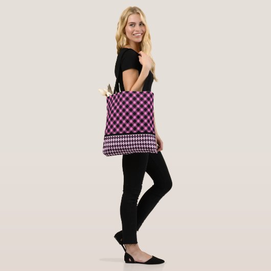 Tote Bag Buffalo Plaid & Jacquard en Fuchsia & Black (Sur le modèle)